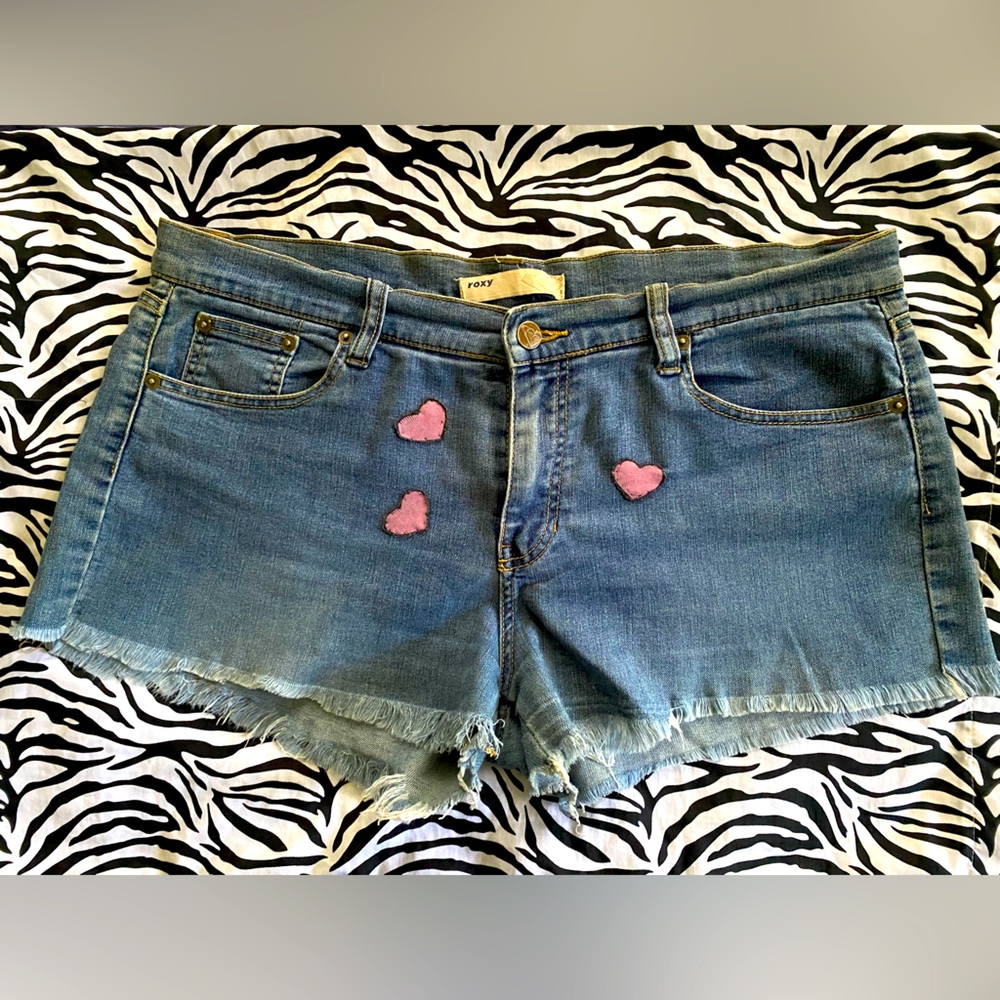 Cute Low-Rise Vintage Y2K Early 2000’s Roxy cutoff shorts Raw hem Heart patches